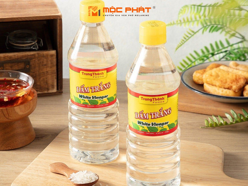 Sử dụng giấm pha loãng để xử lí nấm mốc gỗ
